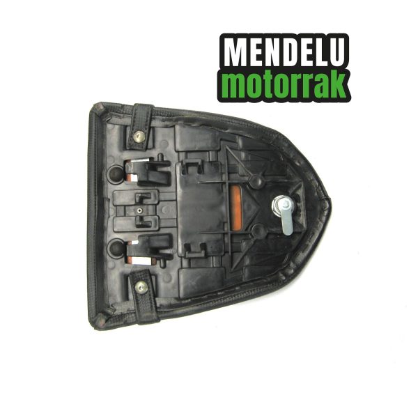 Asiento trasero de Rieju RS2 125 2006-2007. Ref: 0/000.040.7100