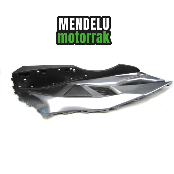 Carenado lateral reposapiés derecho de Kawasaki J125 J300 (SC125 SC300). Ref: 83520-ZZA6-E000 / 83511-ZZA6-E000 / 64310-ZZA6-E000