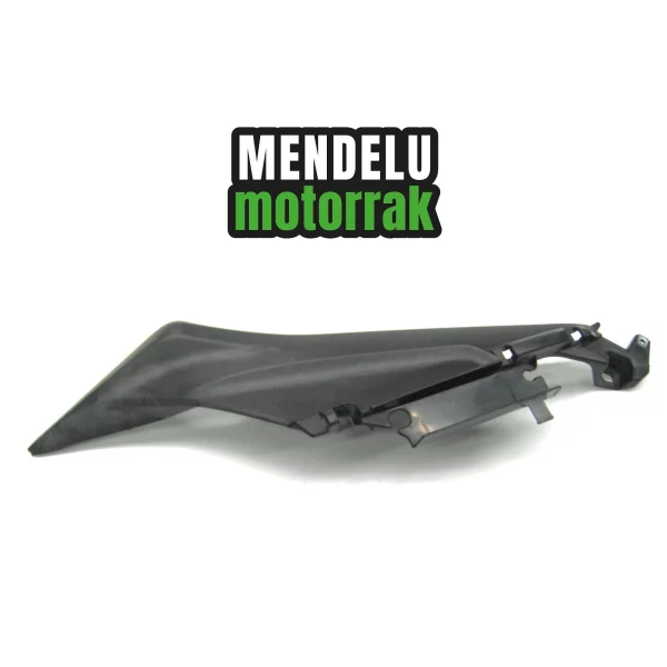 Moldura carenado trasero izquierdo de Yamaha X-MAX 300 2017-2022 (CZD300 BY3). Ref: B74-F172A-00