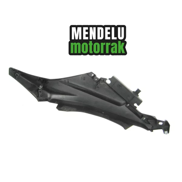 Moldura carenado trasero izquierdo de Yamaha X-MAX 300 2017-2022 (CZD300 BY3). Ref: B74-F172A-00