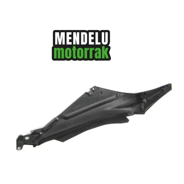 Moldura carenado trasero derecho de Yamaha X-MAX 300 2017-2022 (CZD300 BY3). Ref: B74-F172F-00