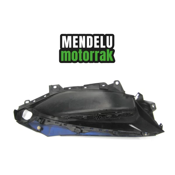 Carenado reposapiés izquierdo Yamaha X-MAX 300 2018-2020 (CZD300 BY3). Ref: BL1-F481-00 / BL1-F171L-00